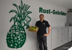 Sascha Rene Kowalski führt die Gebrüder Rust GmbH gemeinsam mit seinem Vater Michael. Das Unternehmen widmet sich vorwiegend der Belieferung von Gastronomie und Gemeinschaftsverpflegung im Großraum Hannover mit eigenen Lieferfahrzeugen. 