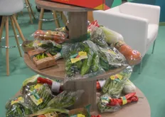 Hülsenfrüchte und Gemüse in verschiedenen Verpackungen. 