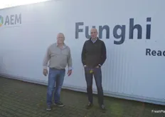 Theo Kempen und Peter Aerts von AEM vor der Funghi-Box, einem klimatisierten Zuchtcontainer für Edelpilze. 