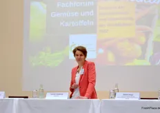 Carolin Grieshop moderierte das erste Panel, das sich unter anderem der Frage widmete, wie das von der Bundesregierung angestrebte Ziel, bis 2030 30% Ökolandbau zu erreichen, zu schaffen sei. 