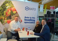 Raymond van Mierlo von Bato im Gespräch mit Tiina Välke und Antti Soininen des finnischen Unternehmens Helle OY