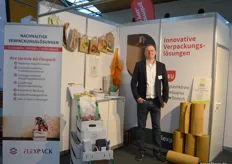 Tobias Kärst, Geschäftsführer der Flexpack, präsentierte u.a. das PaperStretch Wickelpapier als plastikfreie Alternative zur herkömmlichen Stretchfolie. Mit dieser Verpackungsinnovation holte sich das Unternehmen den Innovation Award. 