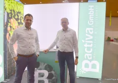 Hendrik Wolfs und Cor Driessen von Bactiva stellten erstmalig in Karlsruhe aus. Das Unternehmen kommt ursprünglich aus dem Gemüse- und Zierpflanzensektor, möchte ihre Mikroorganismen nun auch dem Erdbeeranbau zur Verfügung stellen. 