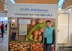 Gitti Veurink-Bosmann von Euro-Jabelmann holte sich den Innovation Award für den JAFIC UA3 Verkaufsautomaten für unterschiedliche Kartoffeln und / oder Zwiebeln als lose Ware.