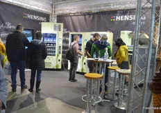 Die Hensing GmbH konzipiert moderne Verkaufsautomaten für die Direktvermarktung von landwirtschaftlichen Gemüse, etwa Molkerei, Fleisch sowie Obst und Gemüse. 
