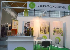 Fabian Egle, CEO der österreichischen Verpackungsstadl GmbH bietet einen breiten Auszug an Glasverpackungen, vermarktet aber ergänzend auch Obstschalen und sonstige Verpackungsmaterialien für Frischobst.