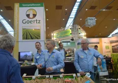 Spargelpflanzenexperte Franc Goertz (m) im Gespräch mit Interessenten.