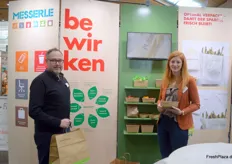 Kevin Stohs und Julia Marte von Messerle GmbH: Das österreichische Unternehmen präsentierte u.a. nassfeste Papierbeutel sowie Beerentrays in verschiedenen Grammaturen.