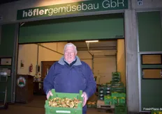 Peter Höfler, sr. von der Höfler Gemüse GbR mit Ingwer aus eigenem Anbau 