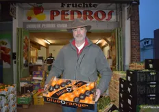 Enrique Pedros-Frank von der Früchte Pedros bzw. der Enrique Pedros GmbH mit einer Kiste Orangen der Marke Blue Orange.