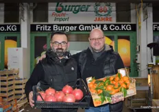 Die Geschäftsführer und Inhaber Özkan Özdil und Klaus Burger mit einer Kiste Granatäpfel aus der Türkei und Clementinen aus Italien.
