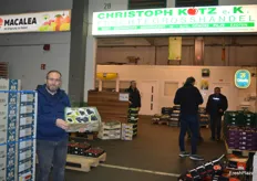 Hasan Atula übernahm die Firma Christoph Kotz vor ca. 2 Jahren und bietet während der Saison eine reichliche Auswahl an südafrikanischen Tafeltrauben.