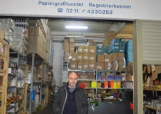 Erhan Öztürk ist Geschäftsführer der Pap-Plast GmbH und bietet vor Ort einen breiten Auszug an verschiedensten Verpackungsmaterialien, Hygieneartikeln und sonstigem Gastrobedarf an.