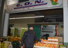 Ein Verkäufer der Imifino GmbH. Das junge Unternehmen wurde im Jahr 2021 gegründet und bietet eine bunte Angebotspalette an verschiedenstem Obst und Gemüse.