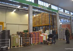 Der Standverkauf des Unternehmens Gemüse-Express. Unter Federführung der Gebrüder Türkarslan entwickelte sich das Unternehmen zu einem Handelsimperium mit mehreren Sparten.
