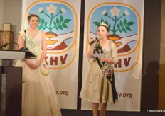 Die Heidekönigin sowie die bayerische Kartoffelkönigin gemeinsam auf der Bühne