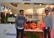 Das Schweizer Unternehmen Vivent hat ein innovatives Lichtsystem für den Gartenbau entwickelt. Dieses Verfahren wurde nun sowohl auf der IPM in Essen als auch in Berlin auf der Fruit Logistica in den Vordergrund gerückt, so Jose Ojeda (l).