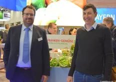 Florian Wolz (l) zusammen mit einem Kollegen von der Franken Gemüse eG. Das Unternehmen mit Sitz im Nürnberger Knoblauchsland verantwortet die Vermarktung der genossenschaftlichen Erträge.