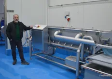 Ercan Duruöz von der Elele Gastro GmbH zeigt eine Waschanlage in der modernen Produktionsstätte. Nach den schwierigen Pandemiejahren wird die Convenience-Sparte schrittweise aufgestockt.