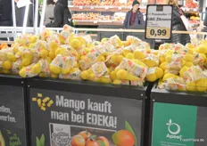 Seit einigen Jahren arbeitet Edeka mit Apeel zusammen. Das US-amerikanische Unternehmen hat eine nachhaltige Schutzhülle für Obst und Gemüse entwickelt, weshalb die Ware am POS länger hält und schlussendlich weniger Ausschuss entsteht.