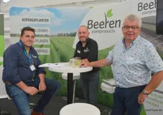Das Team von Beeren Plantproducts mit John (m) und Wim Beeren (r) im Gespräch mit Branchenkollegen Paul Litjensvon de Kemp. 