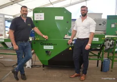 Torsten Junge (l) von Hartmann und Junge GmbH ist Vertragspartner des polnischen Maschinenherstellers Greensort und somit für den Vertrieb der neuesten Generation Blaubeerensortierlinien am deutschen Markt zuständig. 