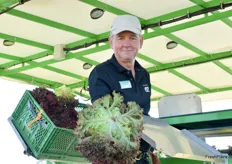 Product Manager im Bereich Salate Peter Schaich demonstrierte die Erntemaschine der Firma Hortech, die in Deutschland vom Unternehmen Trinkel vertrieben wird.