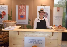 Vanessa Rausch am Stand der Kampagne Ausgezeichneter Genuss aus Europas Regionen. Die Kampagne fördert den Konsum europäischer ERzeugnisse, wie französische Walnüsse.