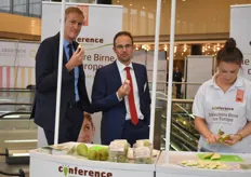 Marc Evrard (BFV) und Koen Van swijgenhoven (Vlam) lassen sich die Conference-Birnen aus belgischem Anbau gut schmecken.
