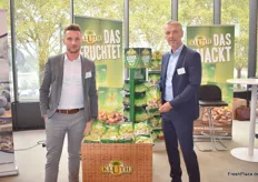 Dariusz Daga und Thomas von Borstel der Firma Kluth zeigen das interessante Produktangebot an Trockenfrüchten und Nüssen.