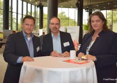Klaus-Michael Ruck und Werner Schmidt (EPS) unterhalten sich mit Frau Eike Kaim der Hochschule Geisenheim.