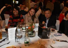 Azizah Schmeiser (links) vertritt die Kronen GmbH auf dem asiatischen Markt. Eine gemischte Delegation aus u.a. Philippinen, Hongkong, sowie Taiwan war vor Ort um gemeinsam mit den europäischen Kollegen zu feiern. 