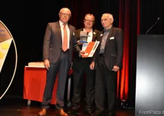Rudolf Hans und Stephan Zillgith verleihen den ersten Kronen-Preis an den langjährigen Kooperationspartner Seda-Freund aus der Schweiz.