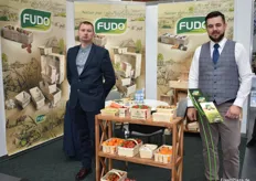 Ramunas Kirla und Tomas Paulovitz zeigen das vielfältige Verpackungssortiment der litauischen Firma Fudo. Das Unternehmen ist einer der grössten internationalen Hersteller von Hilzschliffschalen. Ausser Beerenobst eignen die Schalen sich auch besonders gut für Zitrusfrüchte, so Paulovitz.