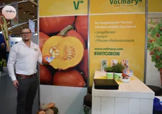 Manuel Scheuring der Firma Volmary zeigt das neueste Produkt: der sogenannte Amoro-Kürbis. Gängige Kürbissorten schaffen etwa 3-4 Kürbisse pro Pflanze, die Amoro punktet aber mit einer Produktion von bis zu 10 Kürbissen pro Pflanze. Immer mehr spezialisierte Erzeuger im In- und Ausland nehmen die Kürbissorten mit ins Sortiment auf, so Scheuring.
