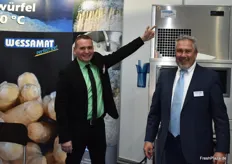 Andreas Brandar und Thilo Degen von Wessamat zeigen die vielfältige Eismaschine des Unternehmens. Die Anlage produziert u.a. crushed Eis und Flockeis und wird in Grosslägern des LEHs sowie auf Erzeugerbetrieben eingesetzt.