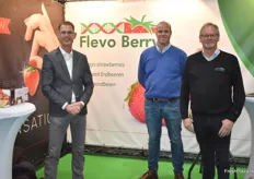 Marcel Suiker, Marc van Gennip und der langjährige Anbauberater Jan Robben am Stand der Firma Flevo Berry. Das Unternehmen gehört zu den grössten Züchtungsfirmen der Niederlande.