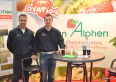 Der Stand der Firma Van Alphen, seit vielen Jahren tätig im Bereich Erdbeerzucht. Frank van Alphen und Remko Riemslag vertreten das niederländische Unternehmen.