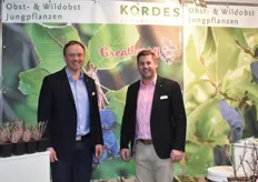 Christian Kordes und Malte Morgner auf dem Stand von Kordes. Die Obstneuheit Greatberry wurde 2017 ins Sortiment aufgenommen und kommt bisher gut an bei den Kunden.
