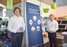 Auf dem Stand von Pöppelmann steht das ressourcenschonende Konzept Pöppelmann blue im Fokuss. Herr Simon Lambrecht und Dominik Funke zeigen die nachhaltigen Pflanzentöpfe.
