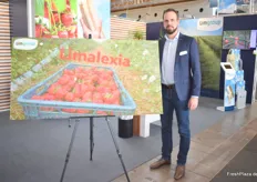 Jos Aben von LimGroup zeigt die neue Erdbeersorte Limalexia, die erste Frucht des Erdbeeren-Veredlungprogramms