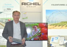 Eike Manthey von Richel Group präsentierte auf der Expose den Erdbeertunnel mit Breite 9,60. Obwohl das Hauptaugenmerk der Firma Gewächshaustechnik betrifft, gewinnt auch der Tunnelanbau immer mehr an Bedeutung für den Zulieferer.