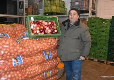 Ismail Güldal in seinem Firmenlager. Der Großhändler vertreibt vorrangig Kartoffeln und Zwiebeln, abgerundet wird die Warenpalette mit saisonale Spezialitäten wie Knoblauch und Süßkartoffeln.