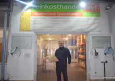 Seyfettin Kaplan - Inhaber des Feinkosthandels Seyfi - vor seinem Firmenlager