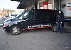 Ein Mitarbeiter von der Firma Karaman zeigt einen Lieferfahrzeug. Der Großhandelsbetrieb beliefert vorrangig Gastronomen und Großküchen im Karlsruher Umkreis.