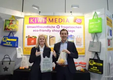 Norman und Eva Kilius von Kiwi Media, mit ihren neuen Mehrwegbeuteln für Obst und Gemüse.