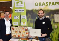 Thomas D’Agnone (CreaPaper) und Franz Wittenzeller von Pfleiderer. CreaPaper ist der Entwickler von Graspapier für nachhaltige Verpackungen, welche von der Papierfabrik Pfleiderer hergestellt werden.