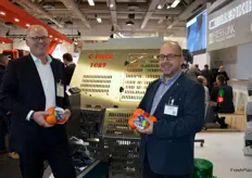 Jörg Czeplch (Geschäftsführer) und Jan Verdel von der C-Pack Verpackungsmaschinen GmbH mit ihrer neuen Maschine.