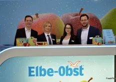 Niclas Stehr, Vanessa Voß, Melissa Held und Jens Hoffmann zeigen die neue, nachhaltige Verpackung der Rock-It Äpfel, am Stand der Elbe-Obst Vertriebsgesellschaft.
