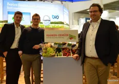 Am Stand von Franken-Gemüse Knoblauchsland eG: Dominik Meier, von Ziegler & Co. am Nürnberger Großmarkt, Jason Blakley, von Kartoffel Koppold, und Florian Wolz, der Geschäftsführer von Franken-Gemüse.